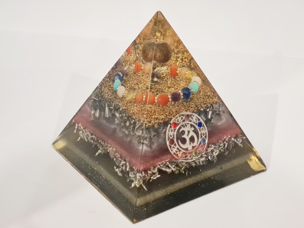 Orgonite pyramide oeil de tigre bracelet 7 chakras et Aum